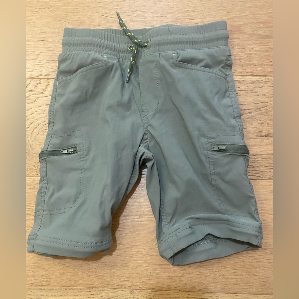 Eddie Bauer boys olive green Cargo Shorts. Size S (7/8) VGUC